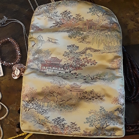 Jewelry lot, 13 pcs w/zippered travel bag - Picture 10 of 11